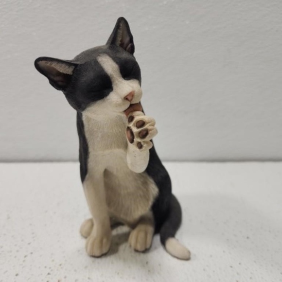 Vintage Black & White Cat Sculpture by Country Artist-Very Realistic Home Decor - Picture 2 of 9